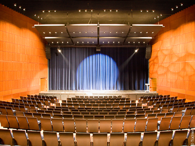 Konzerttheater Coesfeld - Ogłoszenie sceniczne, kurtyna główna, dywan taneczny