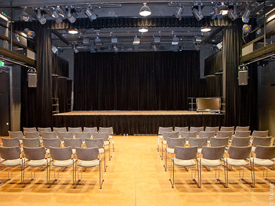 Bühnenfläche, Rollbildwände, Theaterschienen und Bühnenaushang, Zehnerhaus Bad Radkersburg