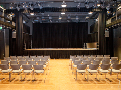 Obszar sceny, ekrany rolkowe, ścieżki teatralne i ogłoszenie sceniczne, Zehnerhaus Bad Radkersburg