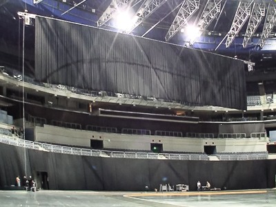 O2-Arena Prague: Chain hoist system as a gathering and lifting mechanism for the stage backdrop