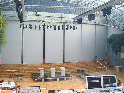 Shrnovací závěsy jako předěl haly a svinovací projekční plochy v kongresové části Uniqa Tower Vídeň