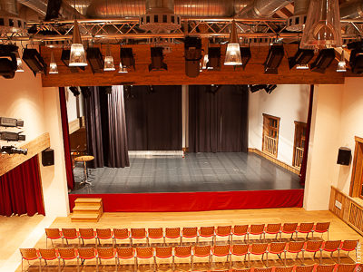 Bühne aus Bühnenpodesten und Bühnenvorhänge, Kulturzentrum Wals Siezenheim