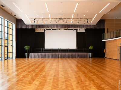 Event Centre Krieglach: Stage technology and darkening from a single source