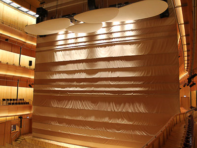 Raffvorhang 20x17m als Hauptvorhang u. Rollbildwand SUPERFLAT 13x10m für das neue Konzerthaus Stavanger