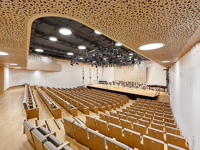 Podłoga sprężynująca, kurtyny akustyczne i samobieżny napęd kurtyny dla Uniwersytetu Brucknera w Linz