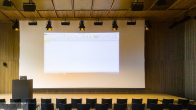 CH_Kaiseraugst_Audiorium C_Motorleinwand_Rollbildwand_Superflat