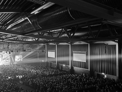 Vorhänge aus Bühnenmolton für die Sparkassen-Arena Landshut