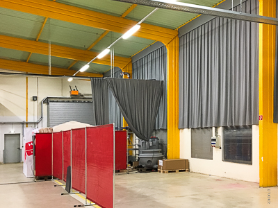 Wandverkleidung u. Verdunkelung einer Industriehalle mit Vorhängen u. Schienen, Stadtlengsfeld