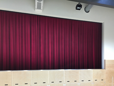 Jagstauenhalle: Theatervorhänge und Theaterschienen