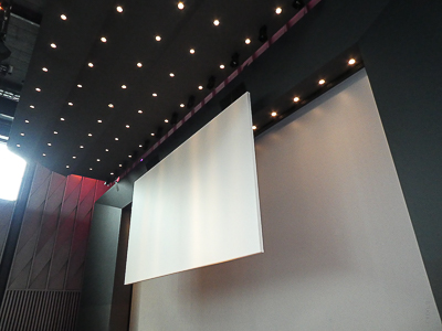 Projection screen with lift for lowering, Trafo Baden