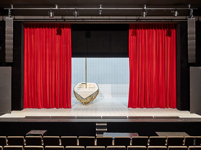 Hauptvorhang, Vorhangzuganlage und Rollbildwände 9x9m, Haus der Musik Innsbruck