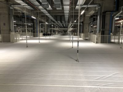 Ochranný kryt z technické textilie při přestavbě v průmyslovém závodě, Německo