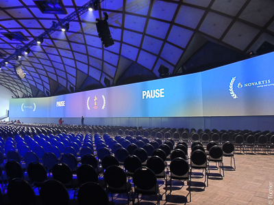 Panoramiczny ekran projekcyjny 66mx5,5m na konferencję Novartis w centrum wystawowym w Pradze