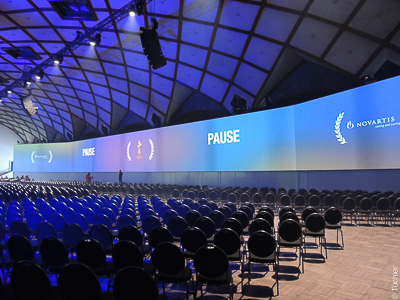 Panorama - Projektionsleinwand 66mx5,5m für die Novartis Tagung im Messepalast Prag