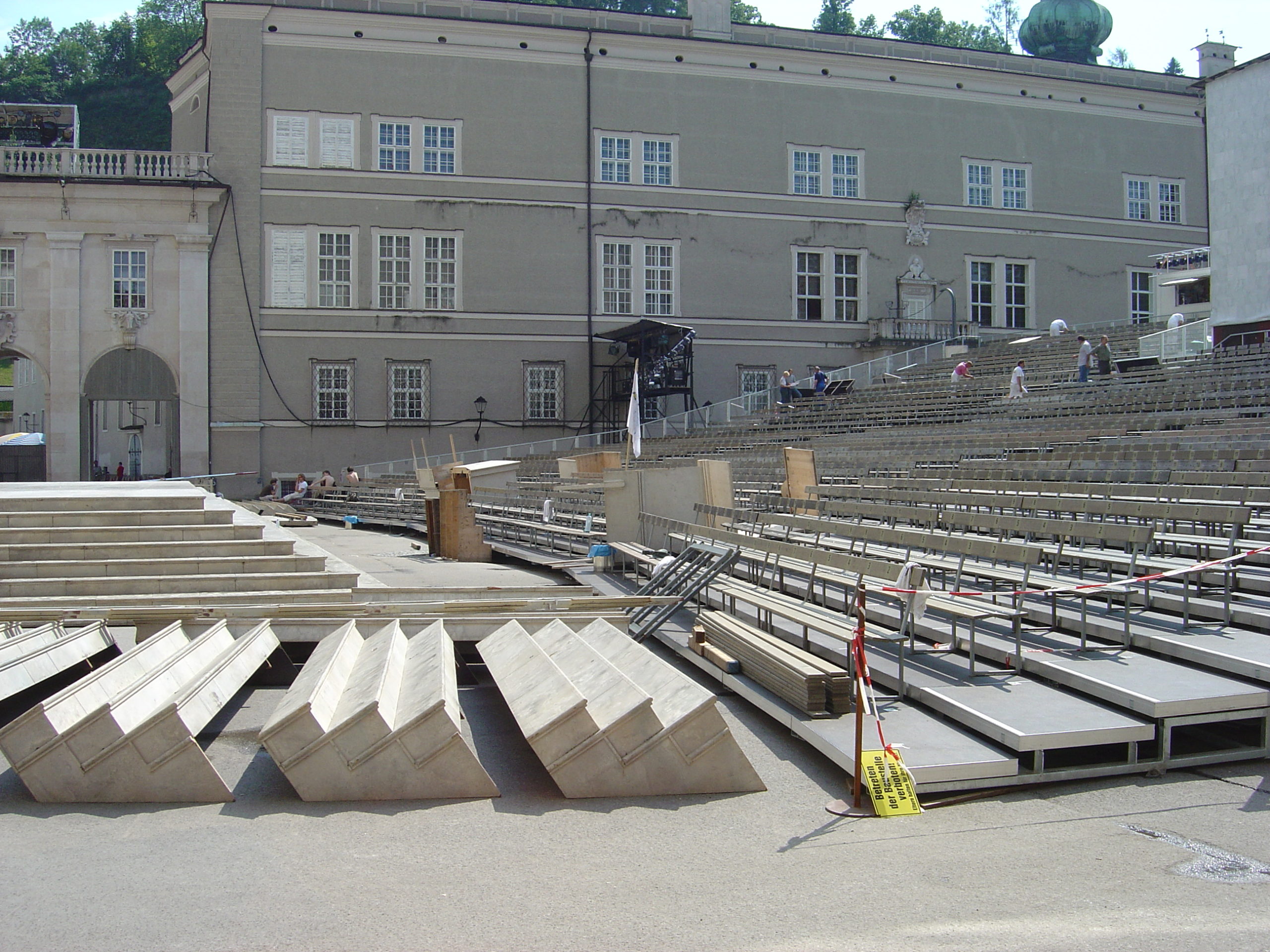 Jedermanntribüne am Domplatz, Salzburg