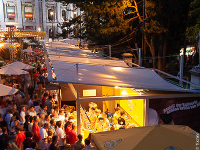 Żagiel dachowy do skrzynek gastronomicznych na Rathausplatz Film Festival w Wiedniu