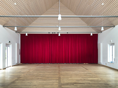 Bühnenvorhang aus Bühnenvelour mit Vorhangschiene für schwere Vorhänge im Bürgerzentrum IBL Lutzingen