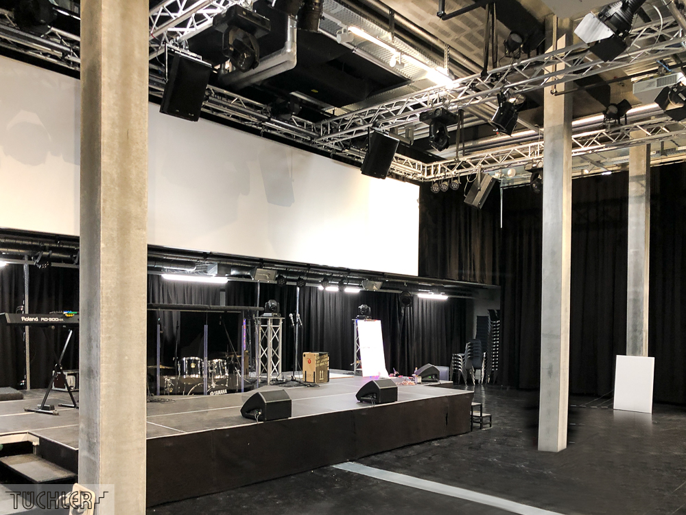 CH_Winterthur_GvC_Jugendkirche_Veranstaltungsaal_Akustikvorhänge_Ansicht Bühne