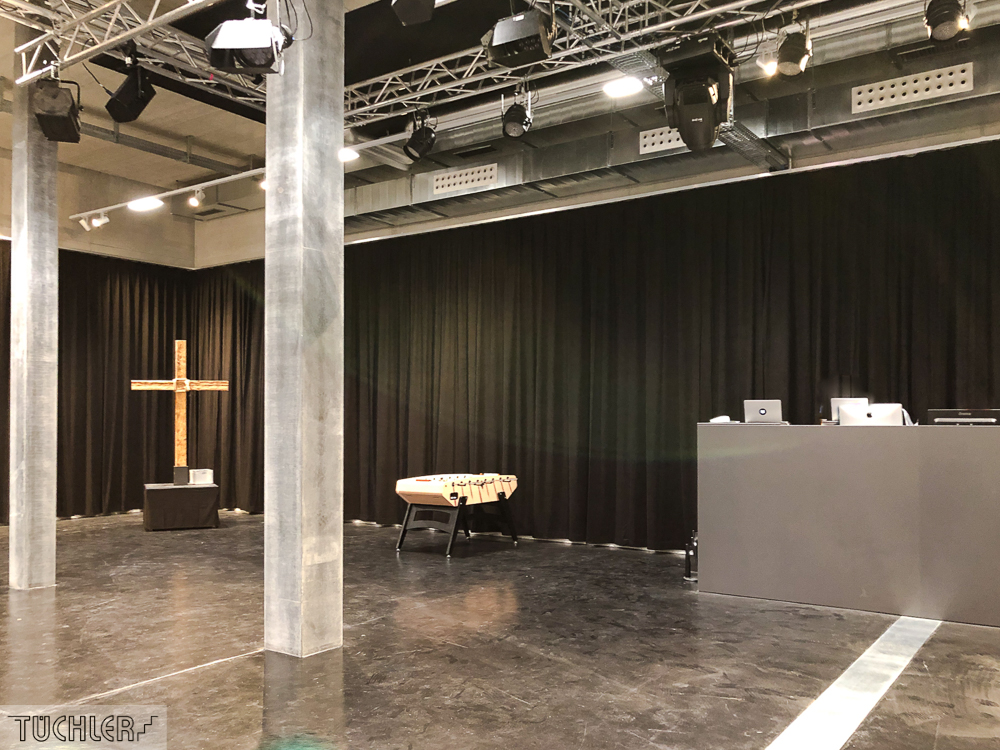 CH_Winterthur_GvC_Jugendkirche_Veranstaltungsaal_Akustikvorhänge_Ansicht Regiepult