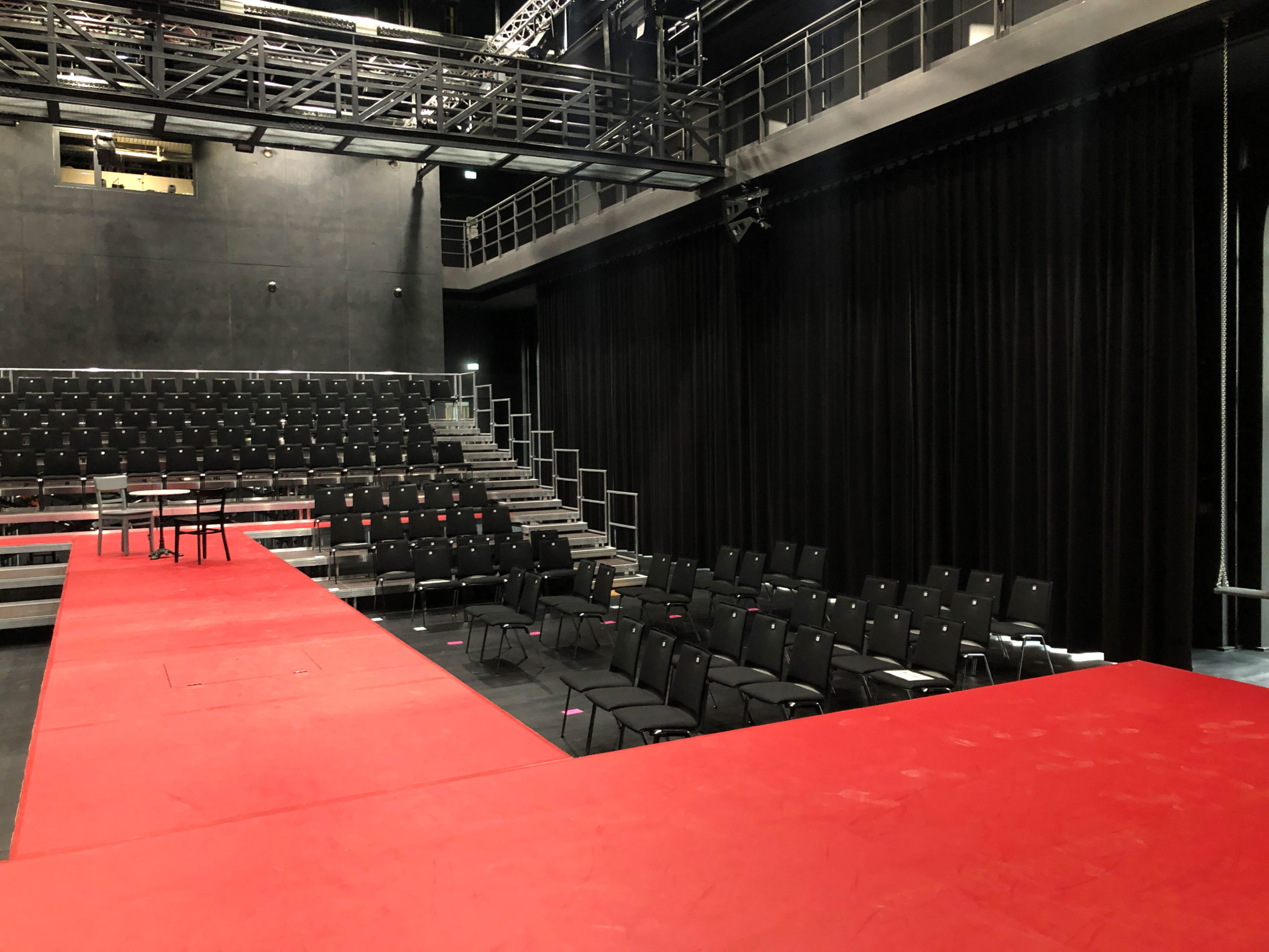 Jevištní opona s pojezdem a zatemnění divadelního sálu, zkušebního jeviště v hudební škole v KUBA Aalen
