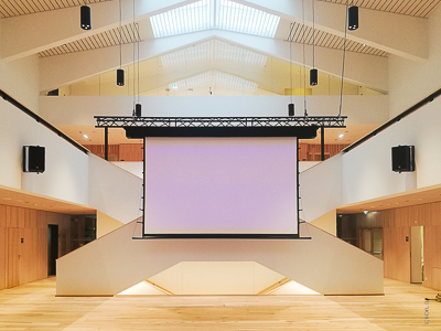 Roller screen with lift can be lowered for the elementary school Brixlegg