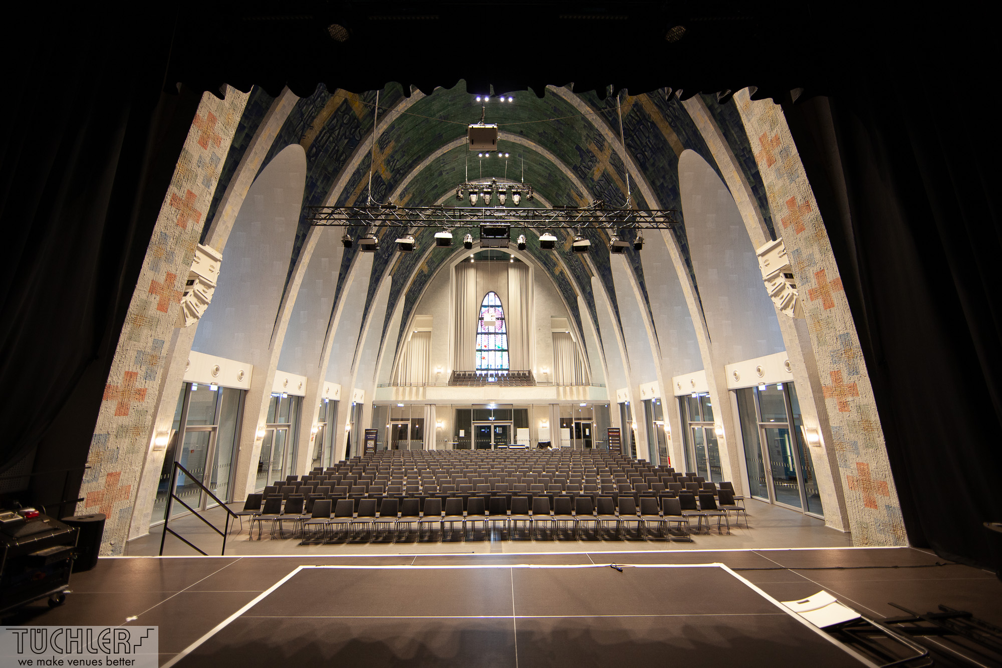 Gelsenkirchen_Heiligkreizkirche_Blick_von_Bühne_in_Zuschauerraum_